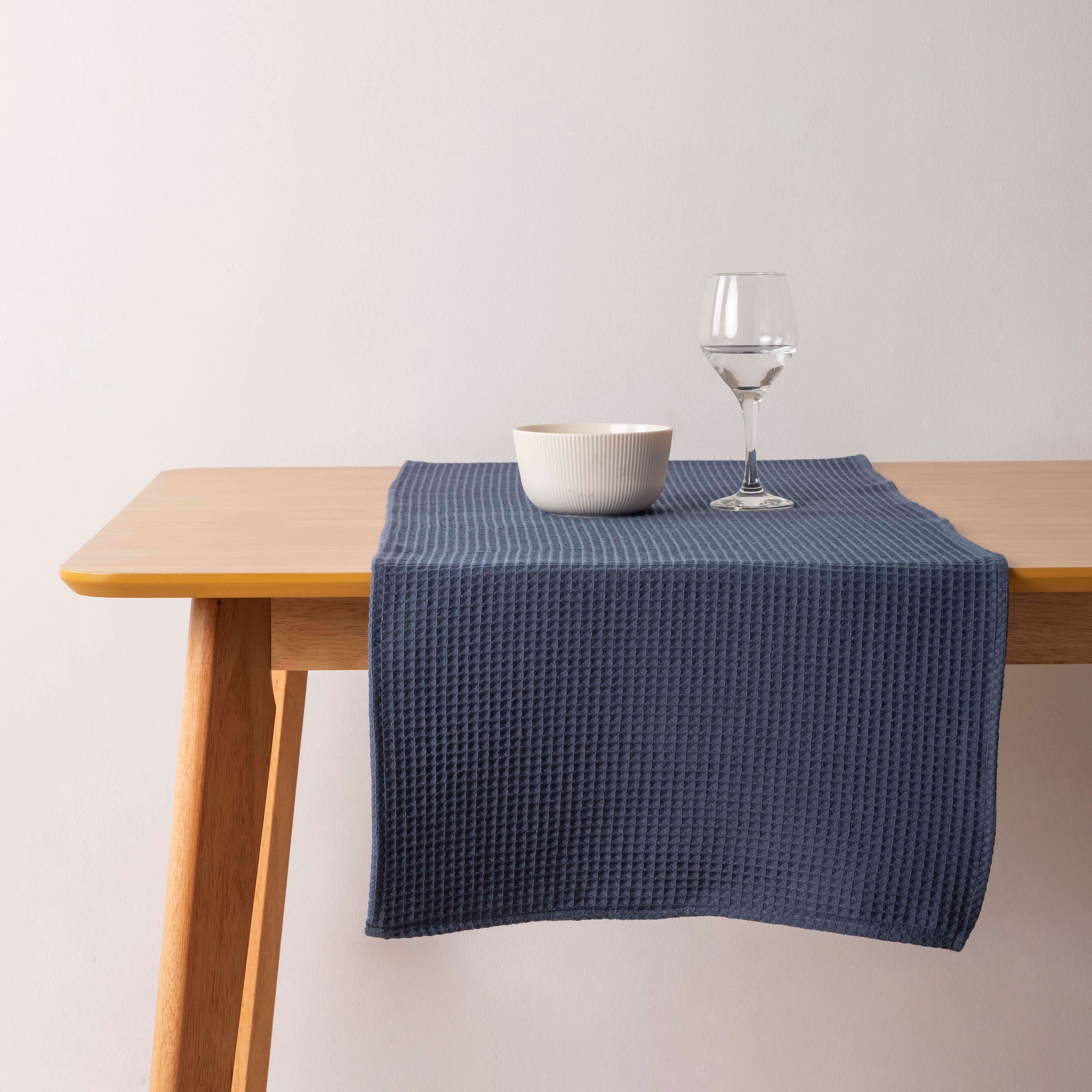 Camino de mesa Waffle Blue Majolica 45x140 cm