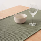 Camino de mesa Waffle Desert Sage 45x140 cm