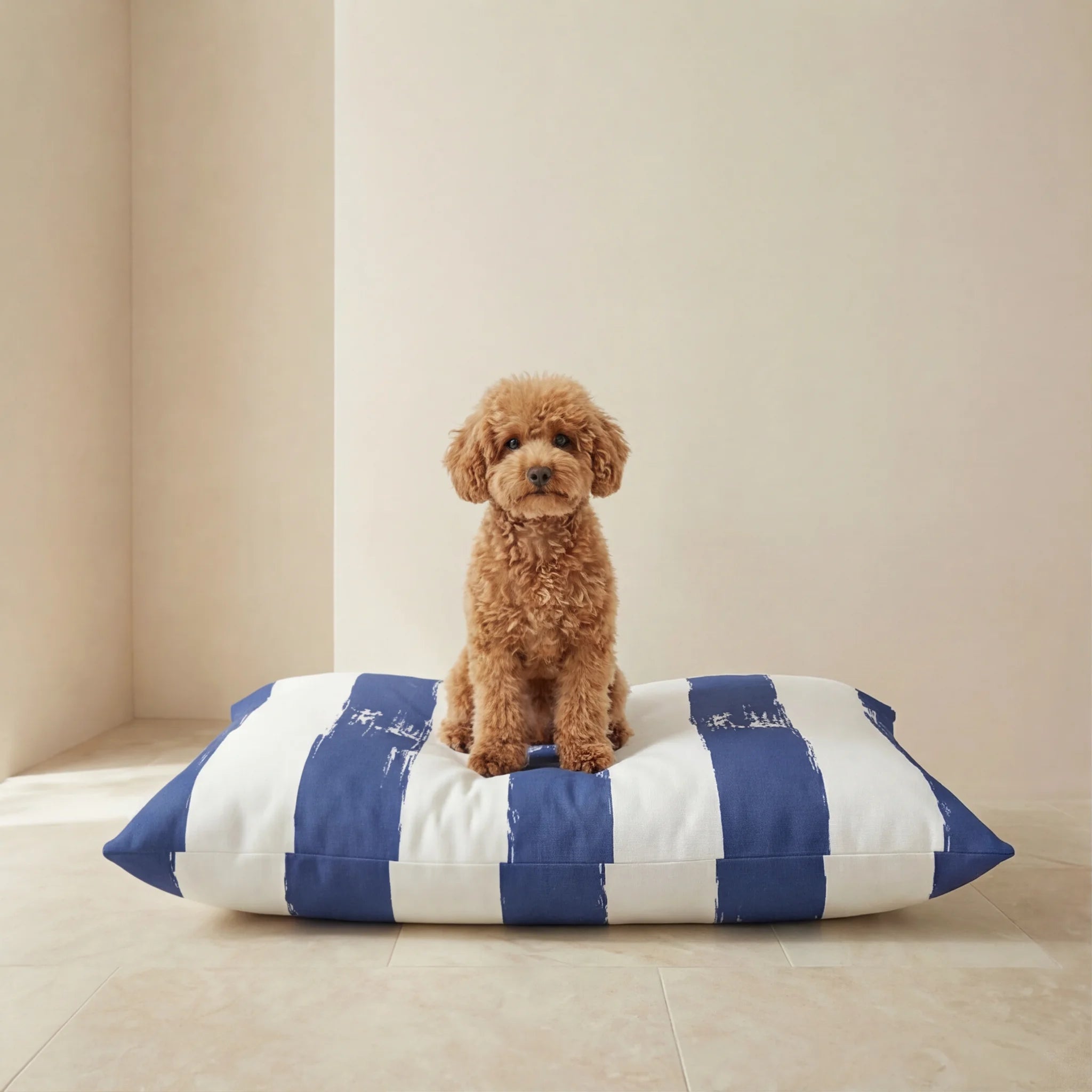 Cambrils stain-resistant pet bed with removable cover