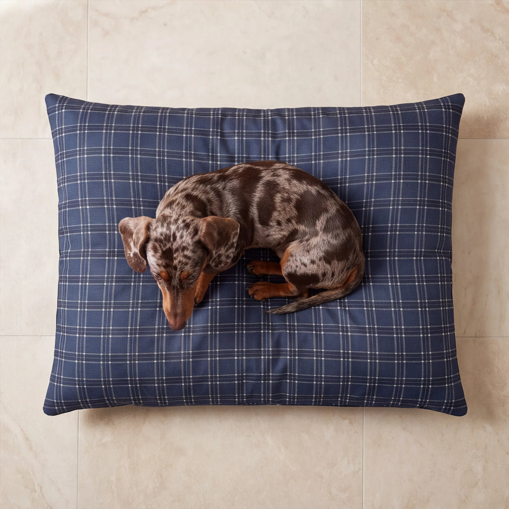 Perro salchicha tumbado sobre cama para perro desenfundable antimanchas de cuadros azul marino