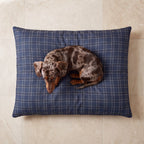Perro salchicha tumbado sobre cama para perro desenfundable antimanchas de cuadros azul marino