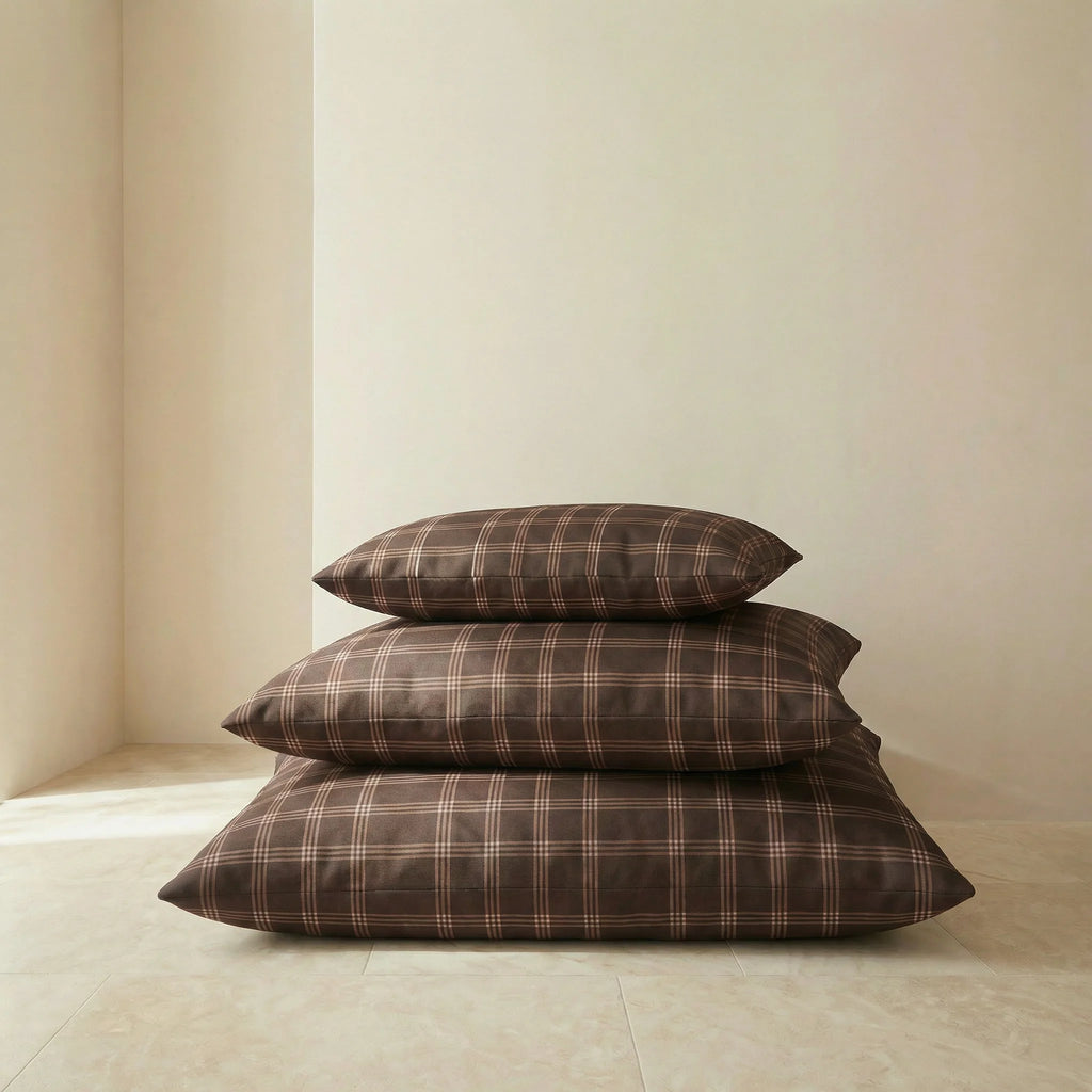 Gus stain-resistant pet bed with removable cover