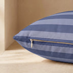 Detalle de la cremallera en la funda para cama de perro azul a rayas