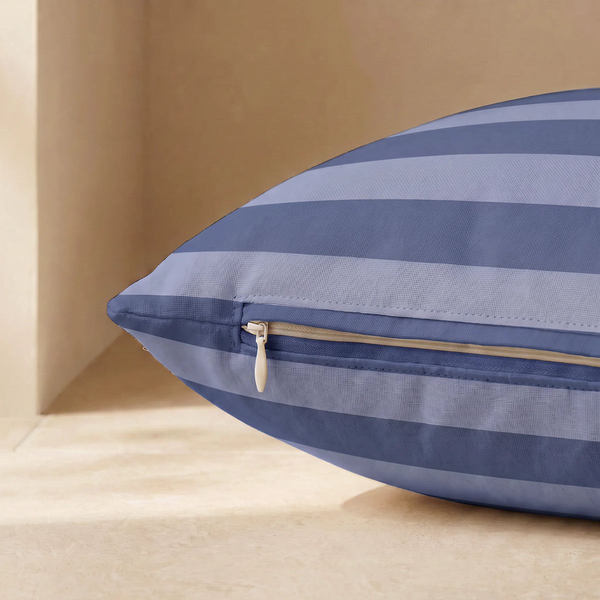 Detalle de la cremallera en la funda para cama de perro azul a rayas