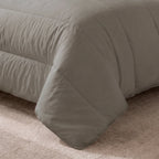 Edredón liso acolchado Taupe tacto suave