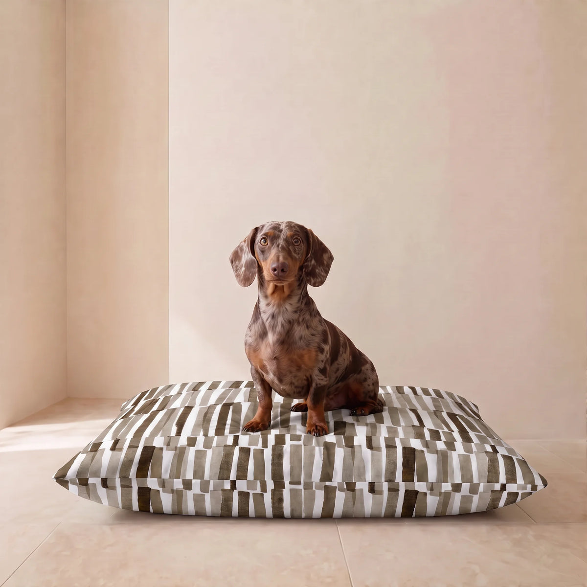 Perro salchicha sentado en cama para perro desenfundable antimanchas con estampado marrón y blanco