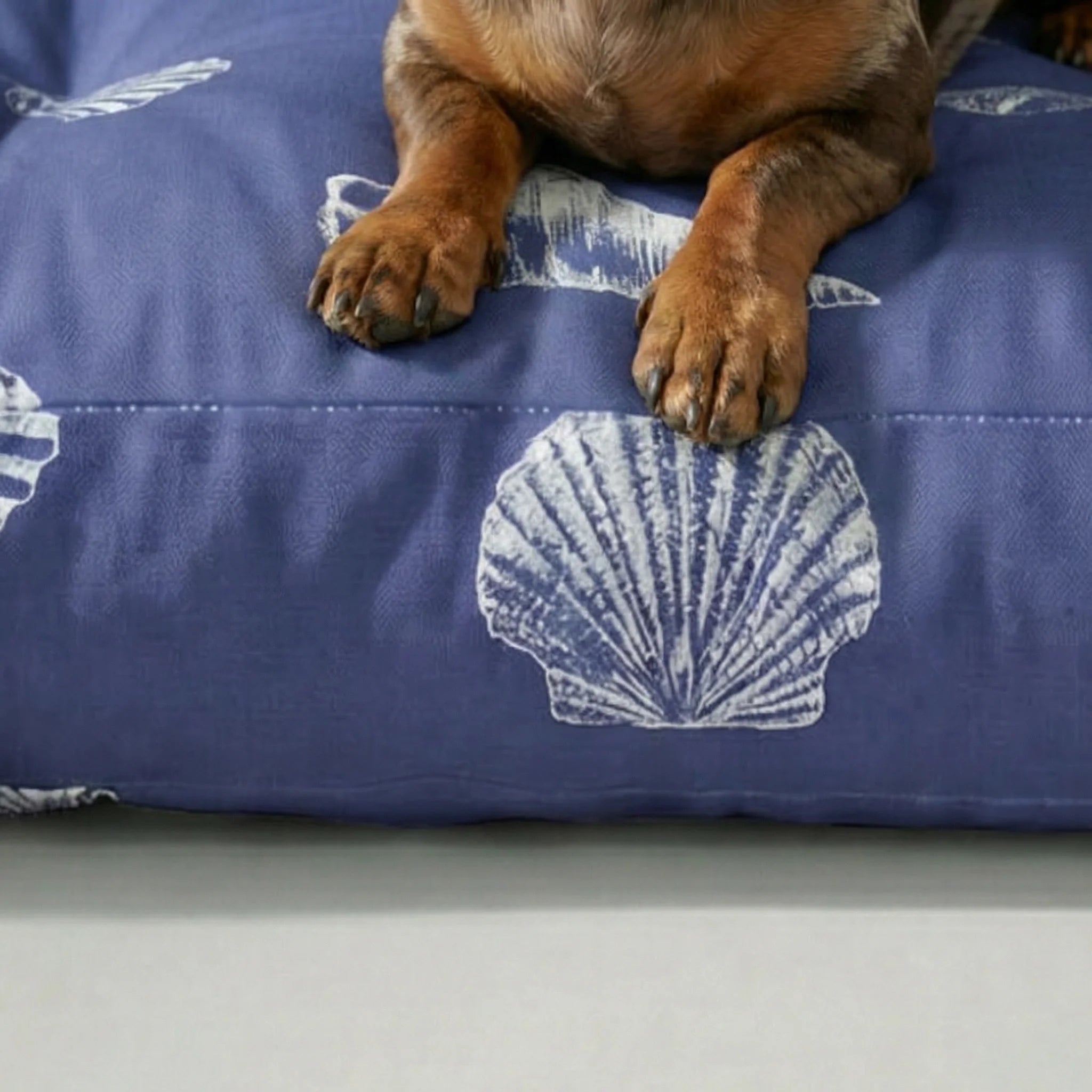 Couchage épais et rembourré pour animaux de compagnie avec finition anti-taches Dénia