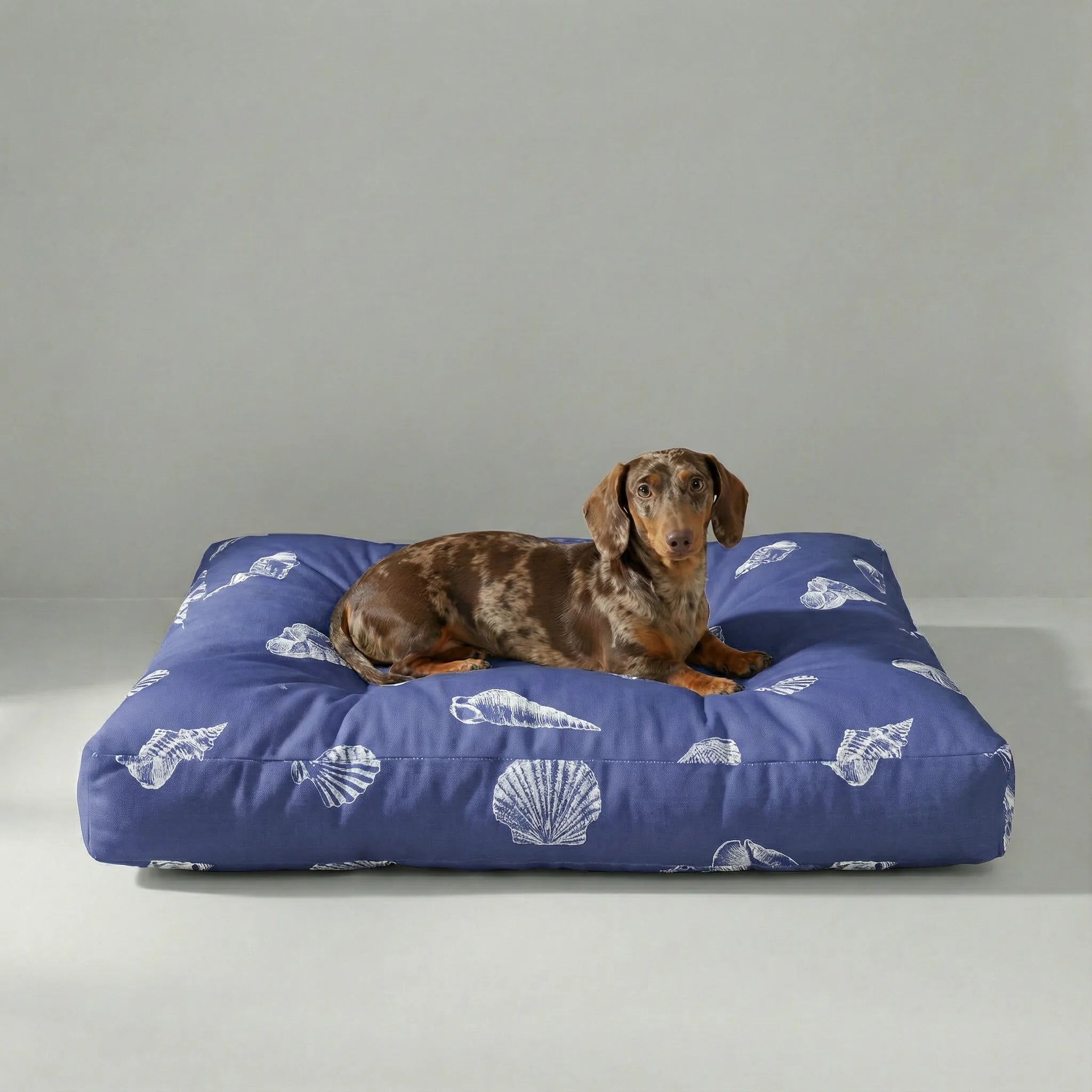 Couchage épais et rembourré pour animaux de compagnie avec finition anti-taches Dénia