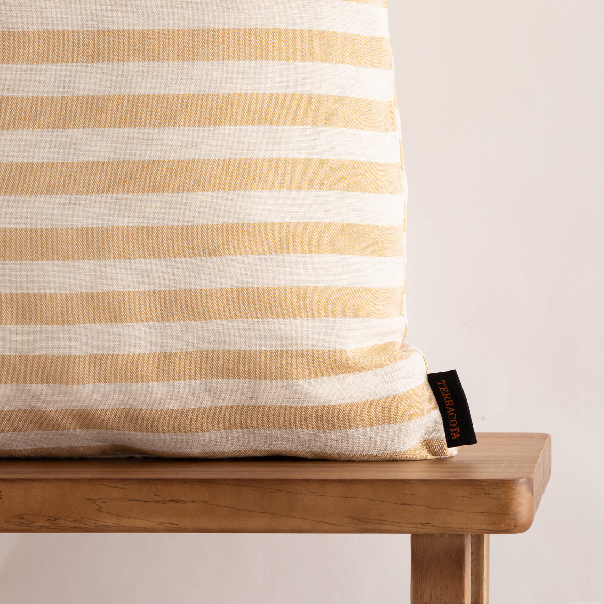 Funda de cojín jacquard 30x50 cm Jávea Grande Amber Gold 1