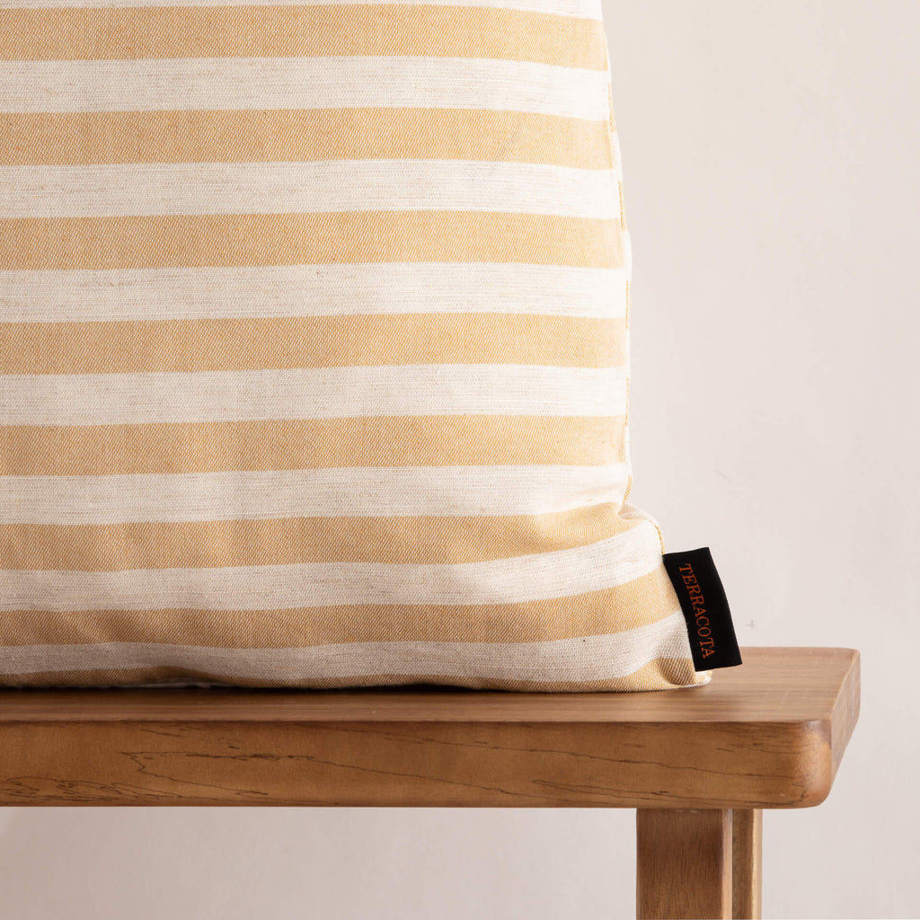 Funda de cojín jacquard 50x50 cm Jávea Grande Amber Gold 1