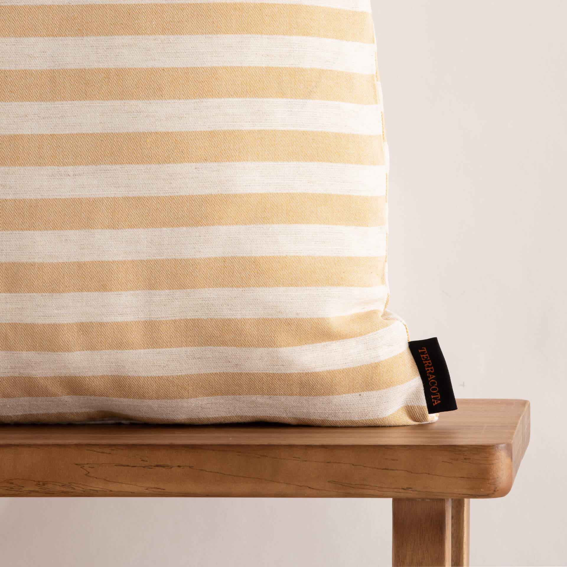 Funda de cojín jacquard 50x50 cm Jávea Grande Amber Gold 1