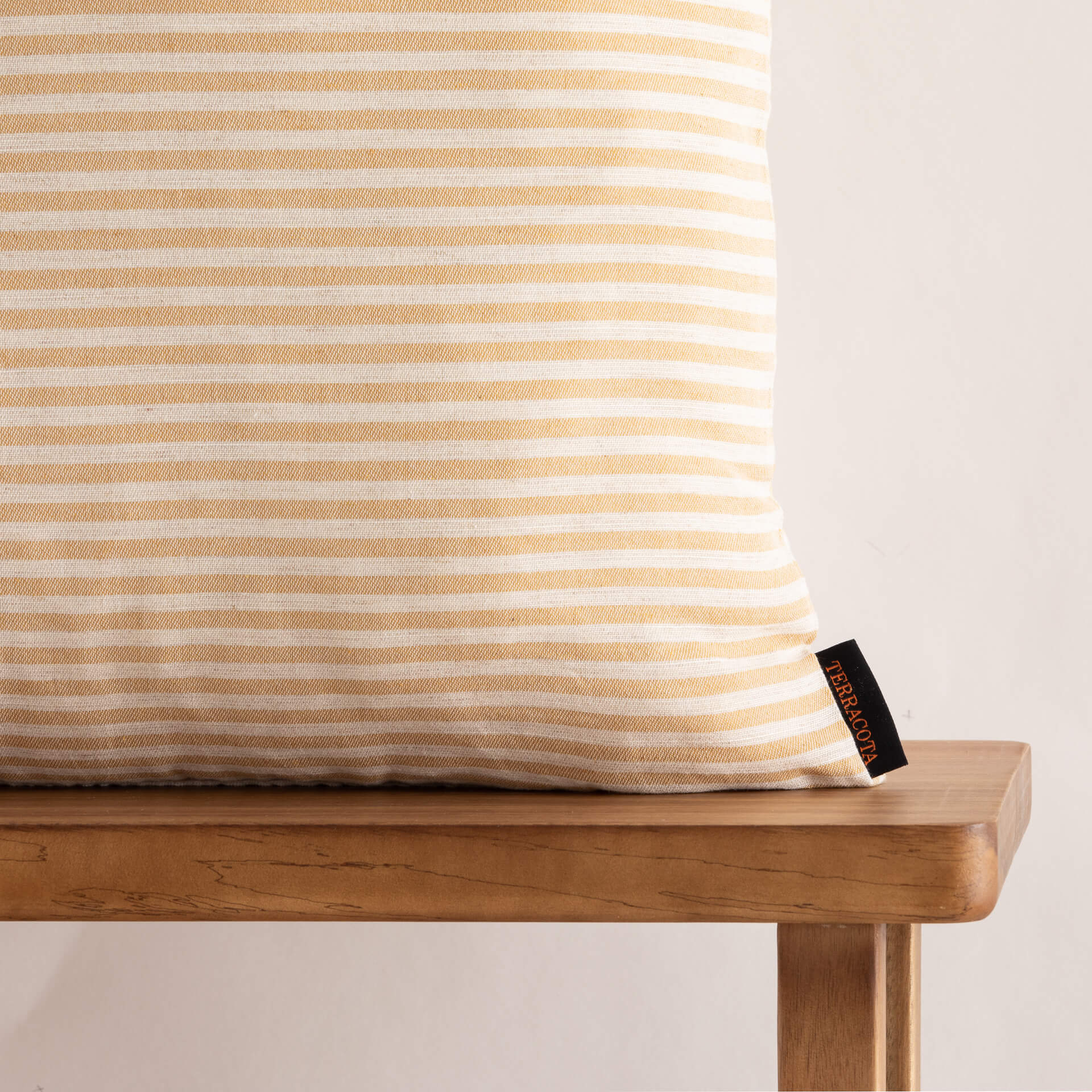 Funda de cojín jacquard 30x50 cm Jávea Mediana Amber Gold 1